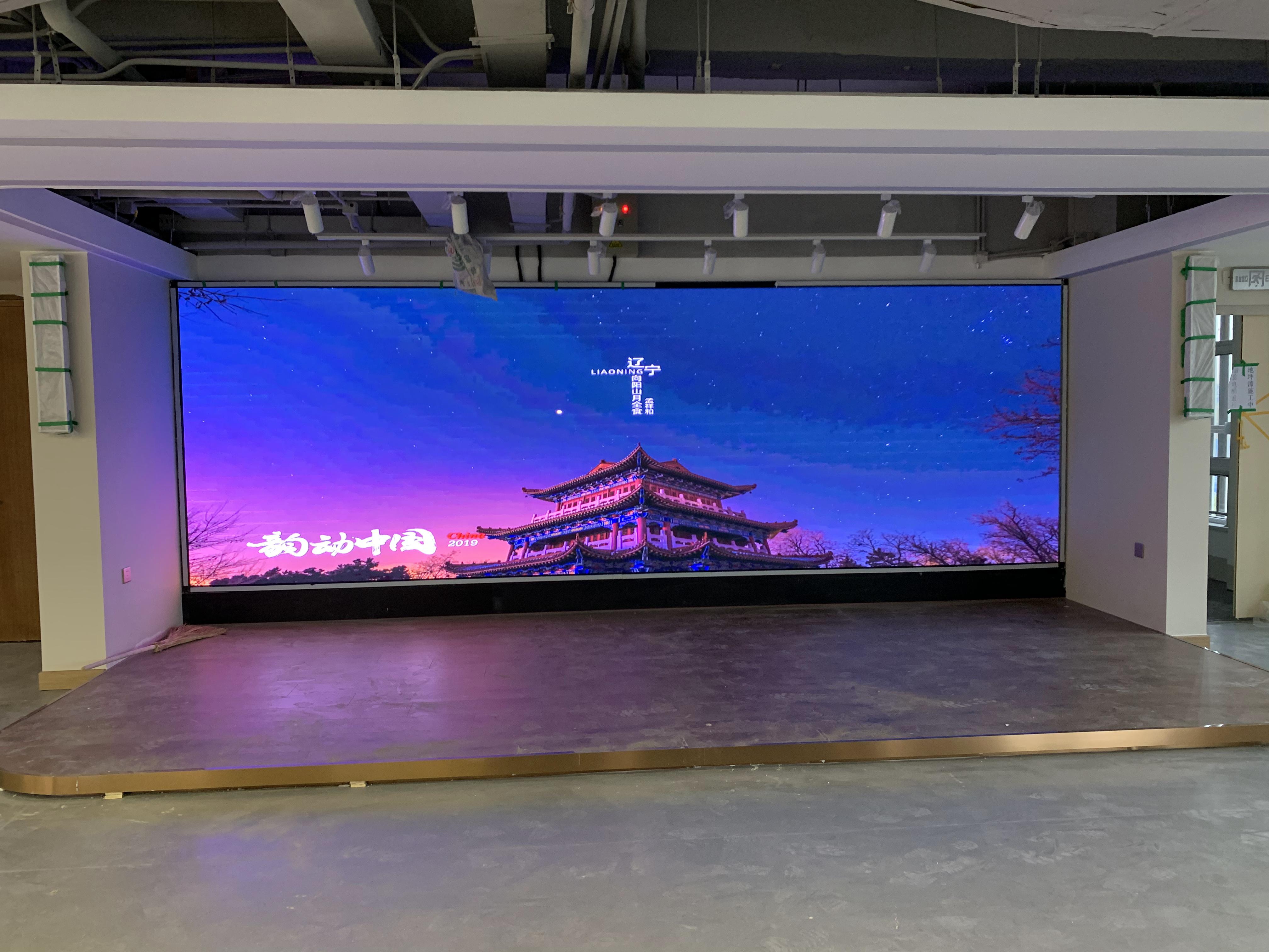 “會(huì)議室屏幕掛多高？人體工學(xué)高度公式+高管身高適配表”