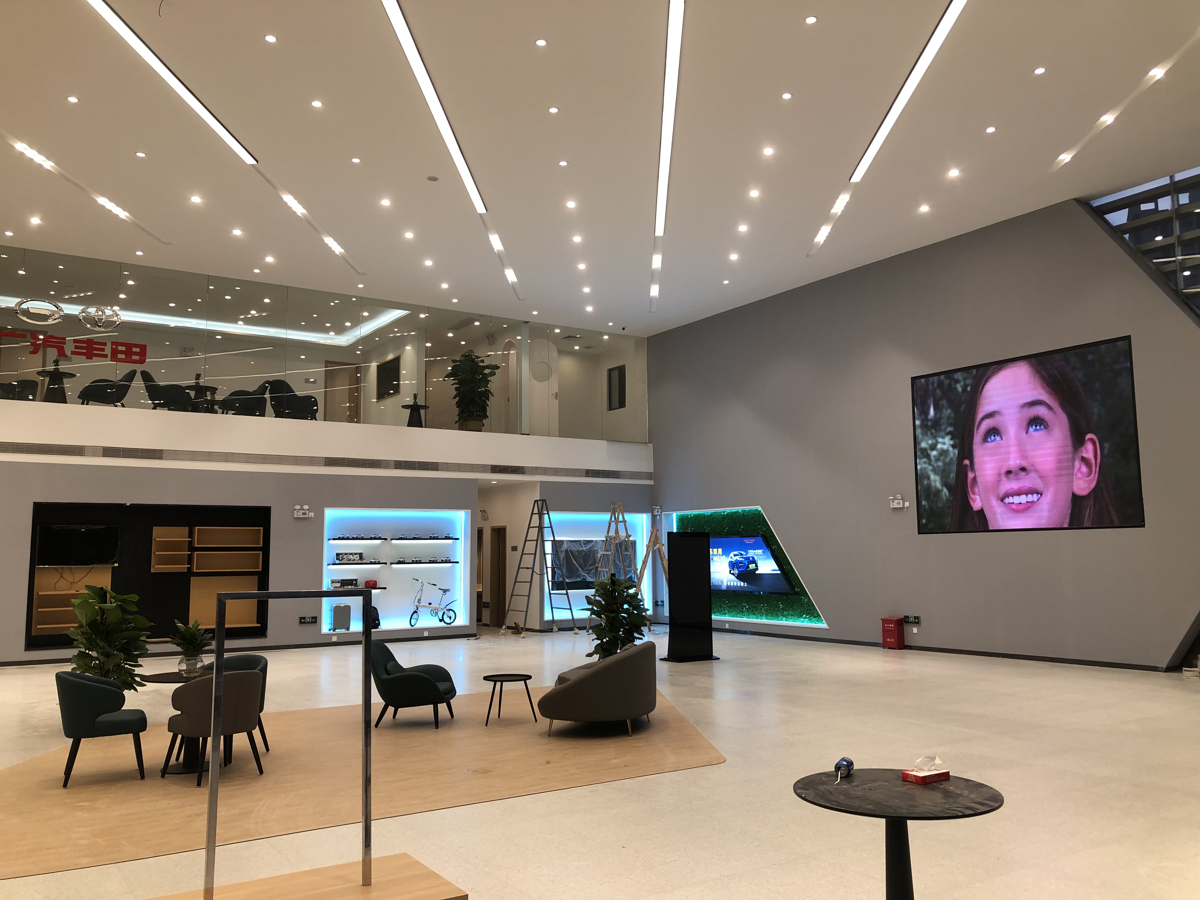 店員瘋狂發(fā)傳單，顧客卻頭也不抬？LED廣告機(jī)‘強(qiáng)制吸睛’的5個(gè)心機(jī)設(shè)計(jì)”